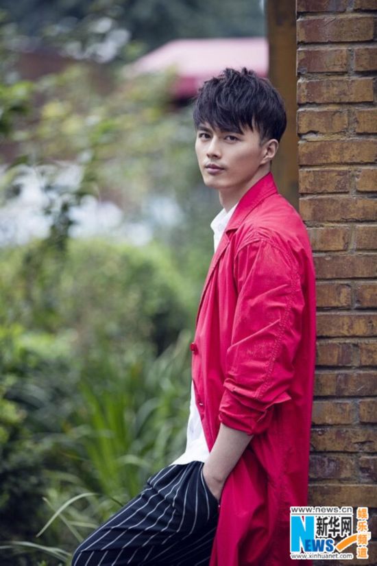 叶祖新初秋大片 气定悠闲享午后美好时光