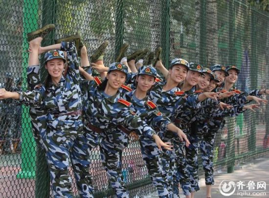 山东师范大学舞蹈系女生秀腿功 网友:难怪都说