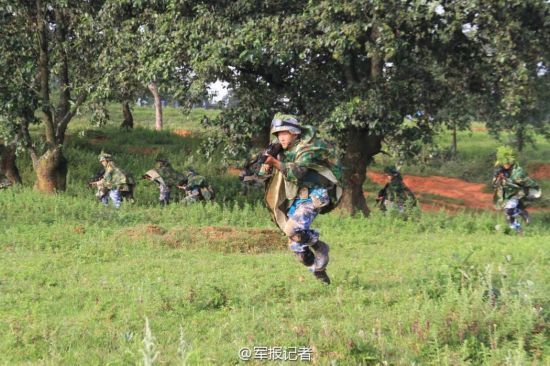 陆战队士兵与战车披伪装作战