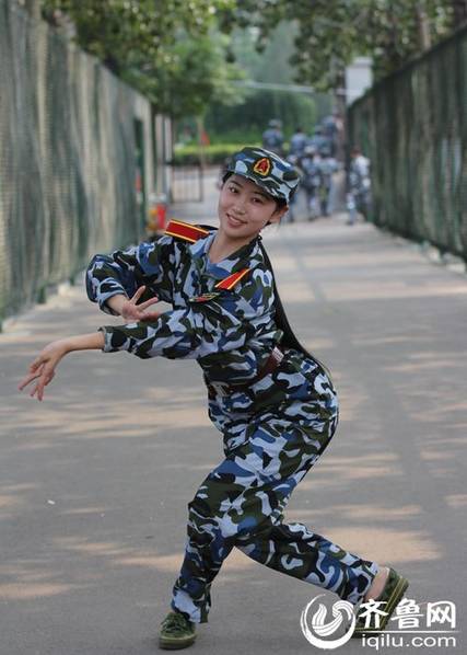 舞蹈系女生秀腿功 一边一字马一边卖萌(图)