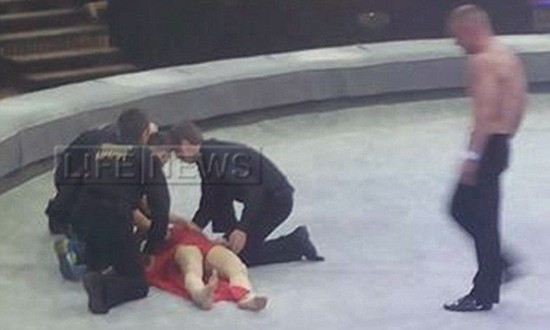 俄杂技团女飞人意外从9米高空坠落