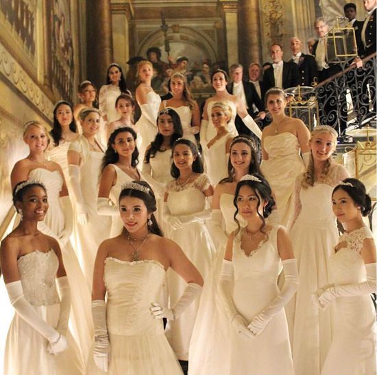 第235届夏洛特女王舞会 名媛余晚晚华丽登场