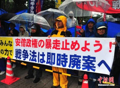 日本民眾雨中抗議安保法。