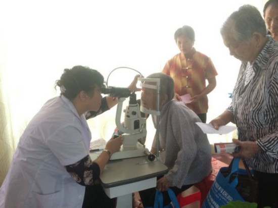 三山区保定新城社区开展眼科义诊活动