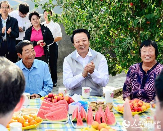 自治區黨委書記王君在巴林左旗半拉溝村村民鄭正澤家與當地村民詳談“十個全覆蓋”給村裡帶來的大變化。