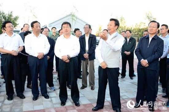 自治區黨委書記王君和自治區政府主席巴特爾在觀摩赤峰市十三敖包鎮解放村時點評各觀摩點“十個全覆蓋”工程推進情況。