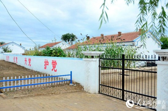 赤峰市天山鎮北崗台村“十個全覆蓋”的危房改造工程讓村民住上了寬敞整潔的新房。