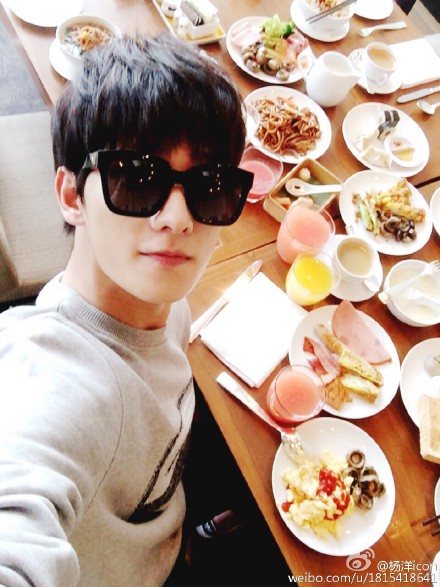 杨洋仰头与美食合影 露侧颜帅气阳光(图)