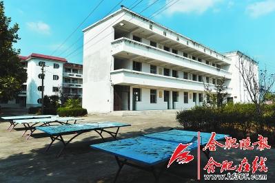 肥东杨塘中学陷入窘境 24间教室仅35名学生