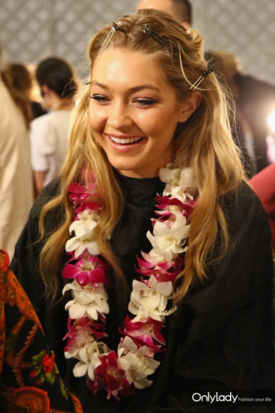 Gigi+Hadid+Anna+Sui+Backstage+Spring+2016+TNdAWQ8oaopx