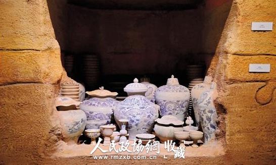 高安出土窖藏元青花器物共计瓷器239件，这是出土前的窖藏复原图。_副本