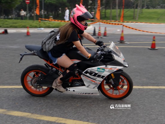 首届摩托车文化节开幕 美女骑手酷劲十足(图)【2】