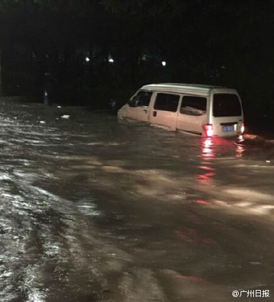 深圳暴雨 全市中小学幼儿园停课(组图)