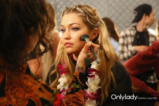 Gigi+Hadid+Anna+Sui+Backstage+Spring+2016+Y2AUdh8c-vCx