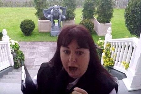 男子<em>假装门环吓推销员</em> 推销员吓得半死落荒而