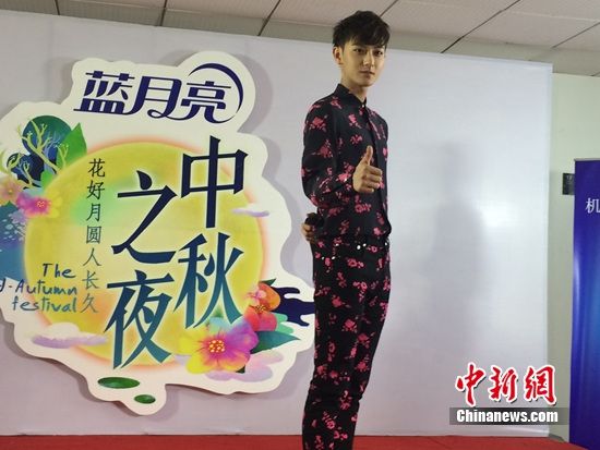 黄子韬未正面回应伦敦看秀事件:官方随后会说(图)