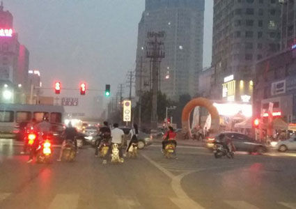 淮南:十字路口 非机动车到底该停哪?(组图)