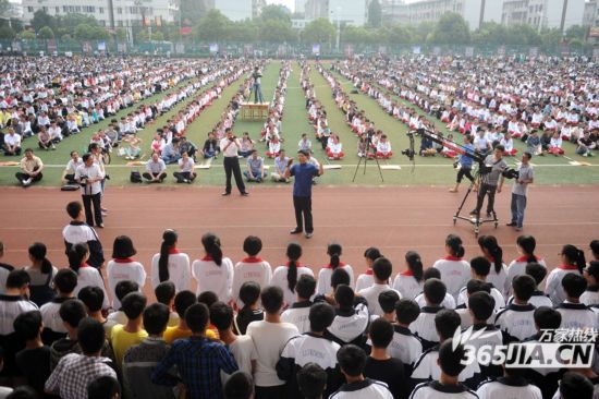 庐江举办感恩励志演讲 感动千人现场落泪(组图