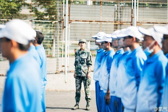 大學新生軍訓再現最美女教官