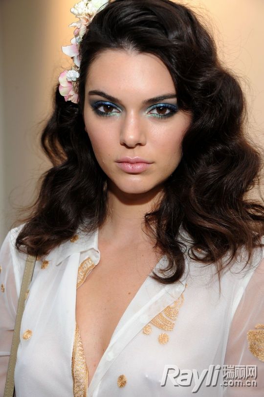 kendall-jenner-dvf-blue-green-eyes-w540