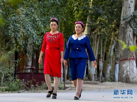 （新华全媒头条·图文互动）（1）锦绣千里含深情　同心共筑中国梦——维吾尔族姐妹送绣进京的故事 