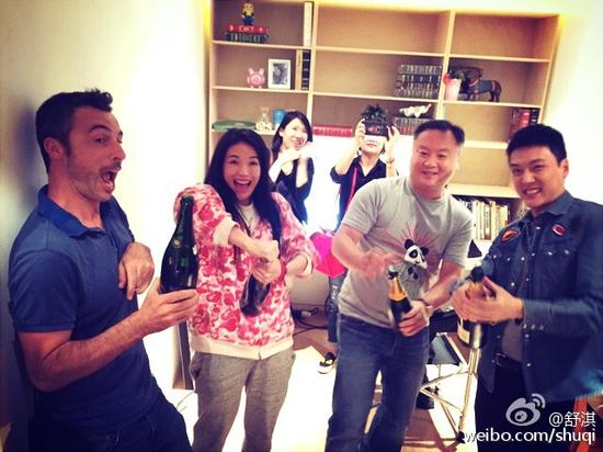 舒淇新戏杀青 粉嫩装扮豪迈开香槟庆祝(组图)
