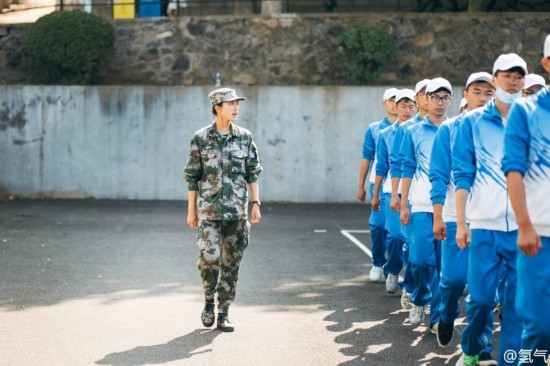 大學新生軍訓再現最美女教官