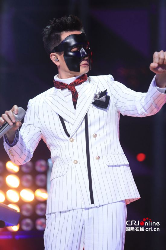 李克勤强势逆袭成佳话 《蒙面歌王》总决赛名