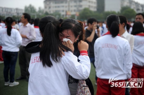 庐江举办感恩励志演讲 感动千人现场落泪(组图