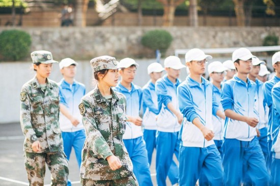 大學新生軍訓再現最美女教官