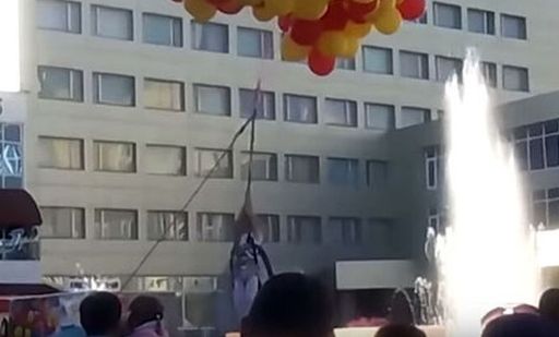 <em>俄女童抓气球上天</em>飞15米 表情淡定全程惊险刺