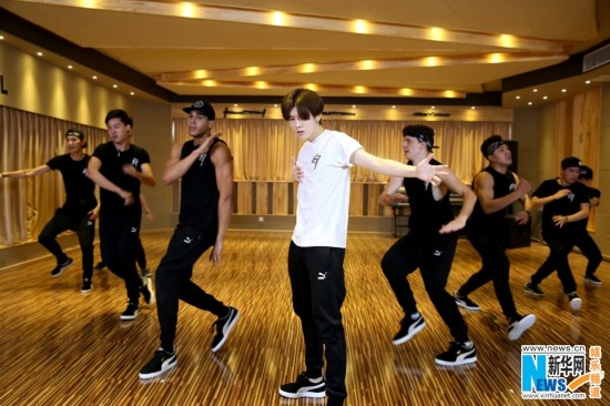 鹿晗《有点儿意思》练习室版MV发布 展舞蹈功