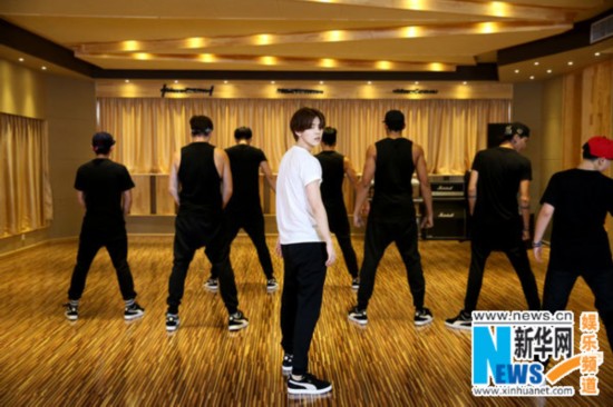 鹿晗《有点儿意思》练习室版MV 展现舞蹈功力