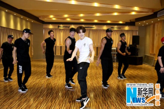 鹿晗《有点儿意思》练习室版MV 展现舞蹈功力