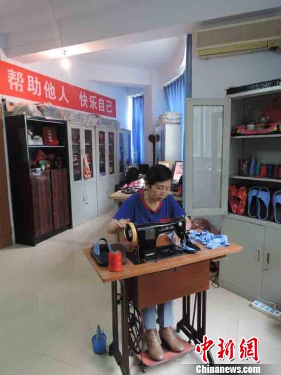 河南焦作六旬退休女工八年做千双拖鞋送他人