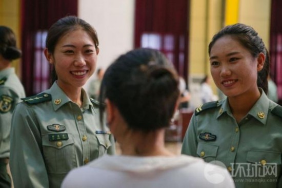 退役女兵遭疯抢:个个高颜值 平均身高1.74米