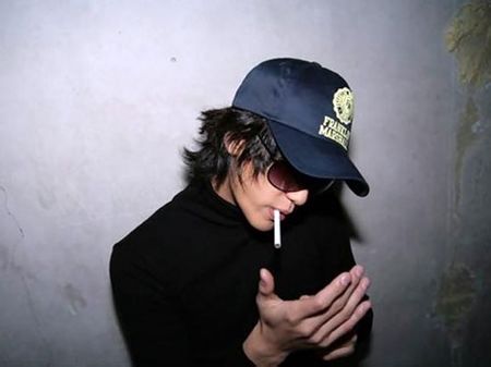 韩国oppa抽烟照:金在中赵寅成风情万种 李光洙