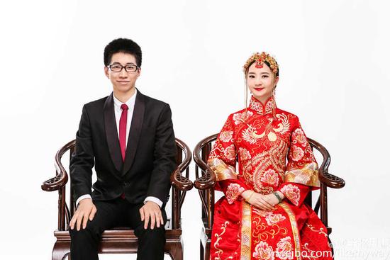 妹子晒与男友高中到结婚合照 从校服到婚纱(组