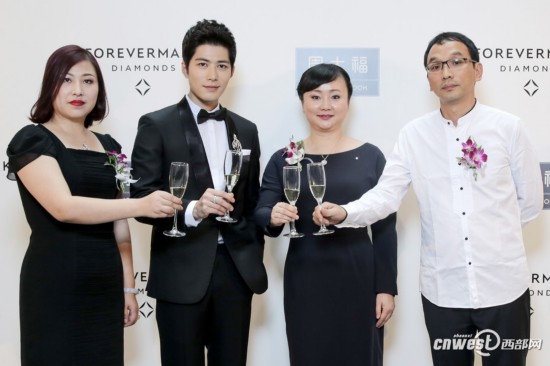 高清: 男神 陈学冬空降西安 黑色正装帅气有型