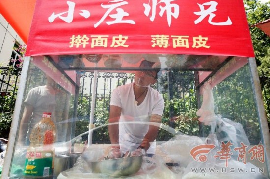 弃外企20万年薪 西安交大研究生校门外骑三轮