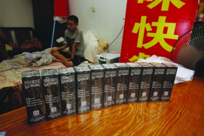 21岁重症镜面人病床上辛苦做微商帮父母还债