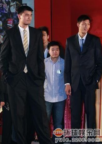 姚明和谁合影都是奇观 没事请别和姚明合影