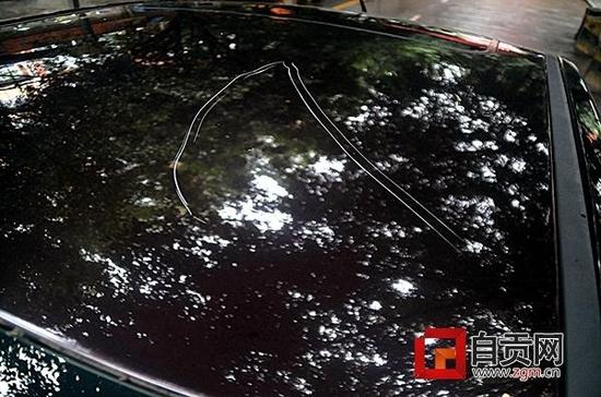 自贡男子爱车1个月遭划20次 车身车顶 破相