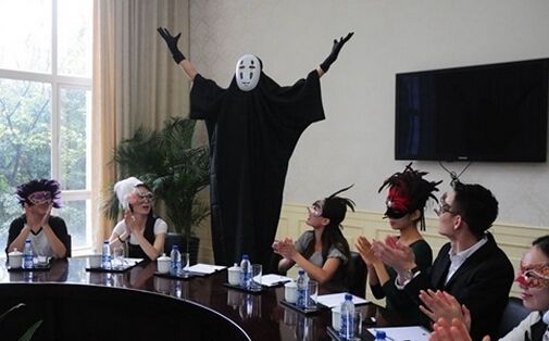 杭州一公司员工戴面具上班称减少工作压力 你