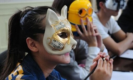 杭州一公司员工戴面具上班称减少工作压力 你