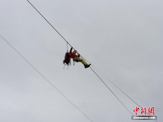 奥地利蜘蛛侠试飞江郎山 上大演空中飞人