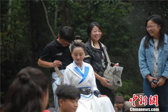 《飞刀又见飞刀》主演造型首曝光 杨蓉着男装