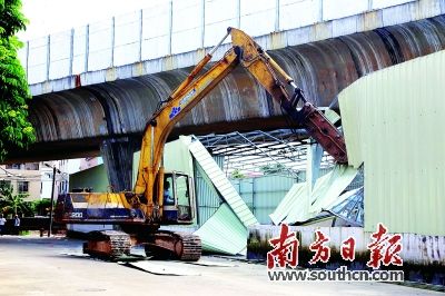 中山小榄镇城轨高架桥下3000平方米违建厂房