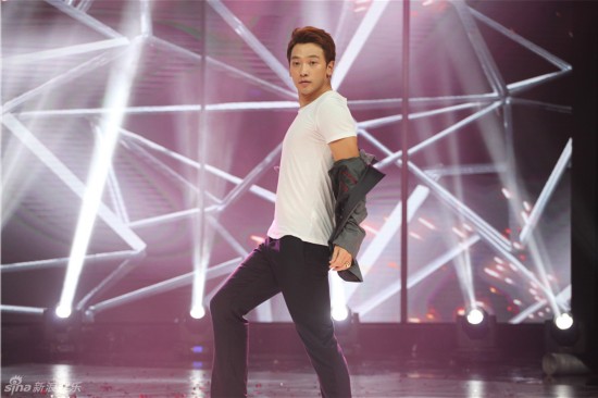 Rain上《天天向上》挑战《最炫民族风》(组图