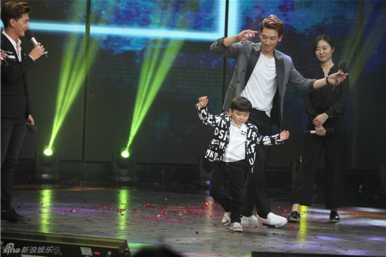 Rain上《天天向上》挑战《最炫民族风》(组图